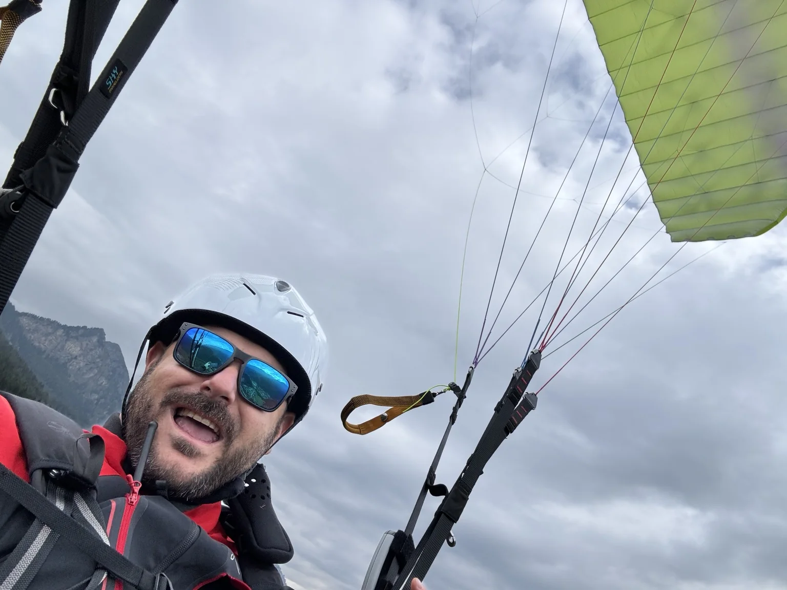 Enrico in volo in parapendio